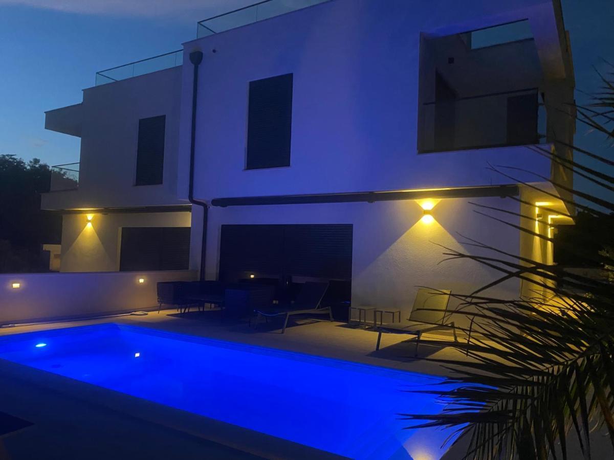 Villa Lujo Porec ฟุนตานา ภายนอก รูปภาพ